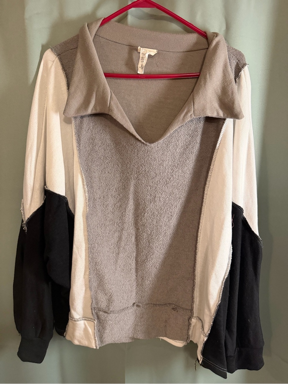 BiBi Colorblock V-Neck Pullover in Gray, White & Black